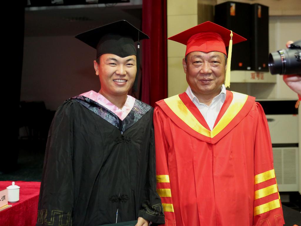 党委书记张金安研究员给毕业生代表授学位